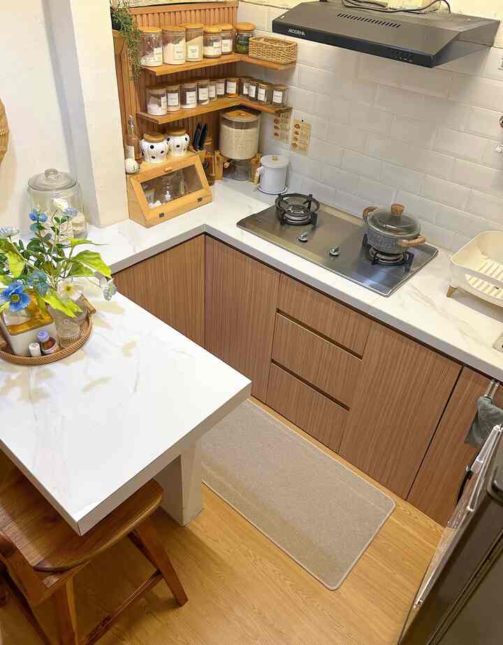 Pojokan dapur estetik ✨
Aku pasang WPC tepatnya di belakang ambalan toples bumbu biar makin estetik, dengan budget 90rb-an aja 🫶🏻

#KeramikSubwayBevel #CatRumah #KomporTanamStainless #LantaiSPC #MaterialRenovasi #MaterialMurah #RenovasiAffordable