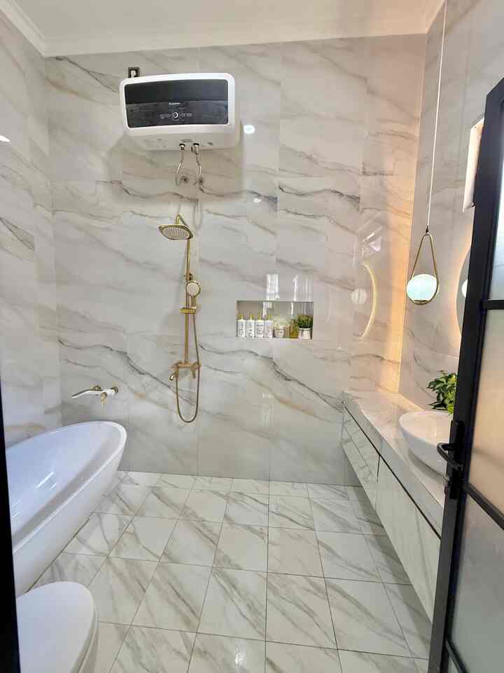Walau ukuran kamar mandi ini cuma 2m x 3m, tapi tetap bisa terlihat estetik dan fungsional. Pakai granit lantai dan granit dinding motif, storage dibawah wastafel, dan pencahayaan warm biar makin cozy ✨💡 aku memakai shower, kran wastafel dan kran bathtub, juga printilan yang lainnya berwarna gold biar terlihat sedikit lebih classy 🫶🏻
#KeramikKamarMandi #PintuKamarMandi #KeramikDinding #KeramikLantai #LampuKamarMandi #ShowerGold #PintuAlumunium #RenovasiKamarMandi #BathroomMakeOver #InspirasiKamarMandi
