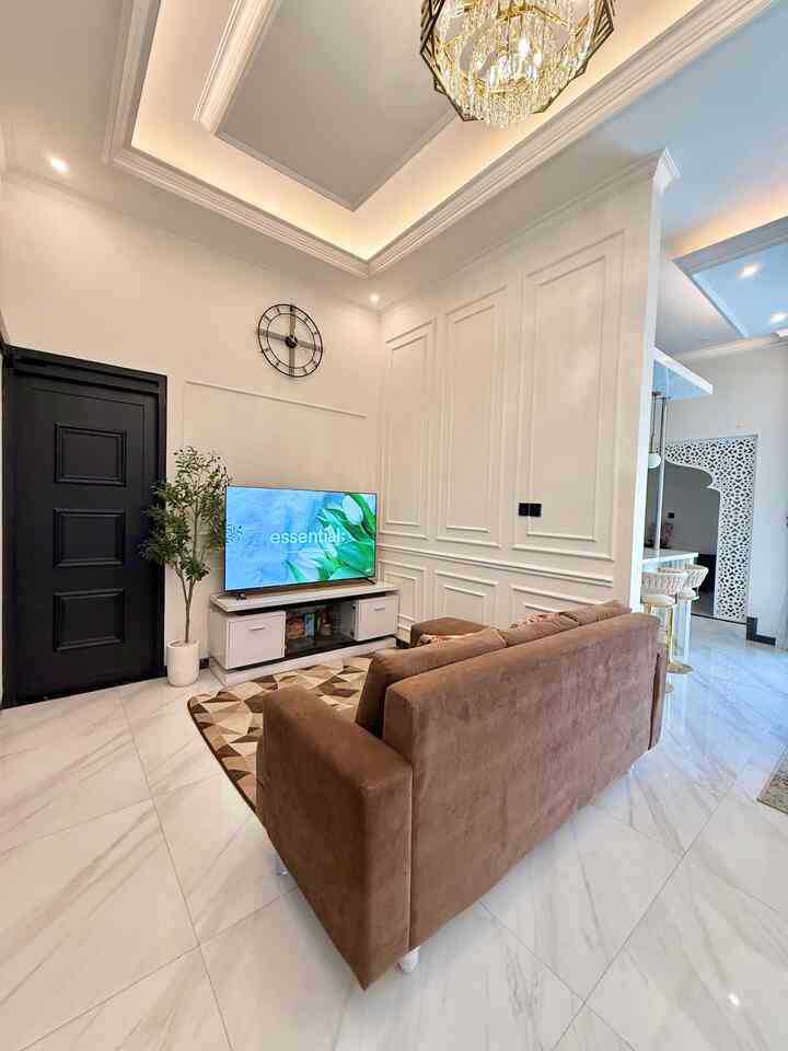 Ruang keluarga memakai cat berwarna putih agar ruangan lebih cerah. Ruang keluarga dengan berukuran mungil ini awalnya masih kosong hanya ada sofa dan bufet saja, tv pun belum ada 🤭
Aku rubah sedikit2 bagian lantai memakai karpet dan dipasang televisi agar lebih hangat dan homey saat sedang berkumpul.
Diberi dekorasi jam dinding dan pohon olive artificial agar ruangan terasa lebih hidup ✨
#WarnaCatRumah #Cat #WallpaperDinding
#JamDinding #PohonOliveArtificial #RuangKeluarga #MaterialRenovasi #MaterialMurah #RenovasiAffordable 