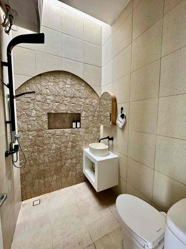 Ukuran kamar mandi kami termasuk kecil hanya 1,5x2m.. Tapi meskipun kecil kami tetap ingin supaya kamar mandi kami sama seperti kamar mandi yg ada di vila vila di Bali.. Oleh karena itu kami menggunakan keramik yang bentuknya seperti batu batuan untuk dinding..

Dan karena kamar mandi ini berada di tengah tengah kamar sehingga tidak bisa diberi jendela.. Maka kami memutuskan untuk memberi skylight diatas kamar mandi.. Cahaya yang masuk melalui skylight ini membuat kamar mandi kami semakin cantik 

#keramikkamarmandi #pintukamarmandi #keramikdinding #dindingkamarmandi #renovasikamarmandi #bathroommakeover #inspirasikamarmandi #rumahrasavila #cermincabinetarch #wastafelterazo