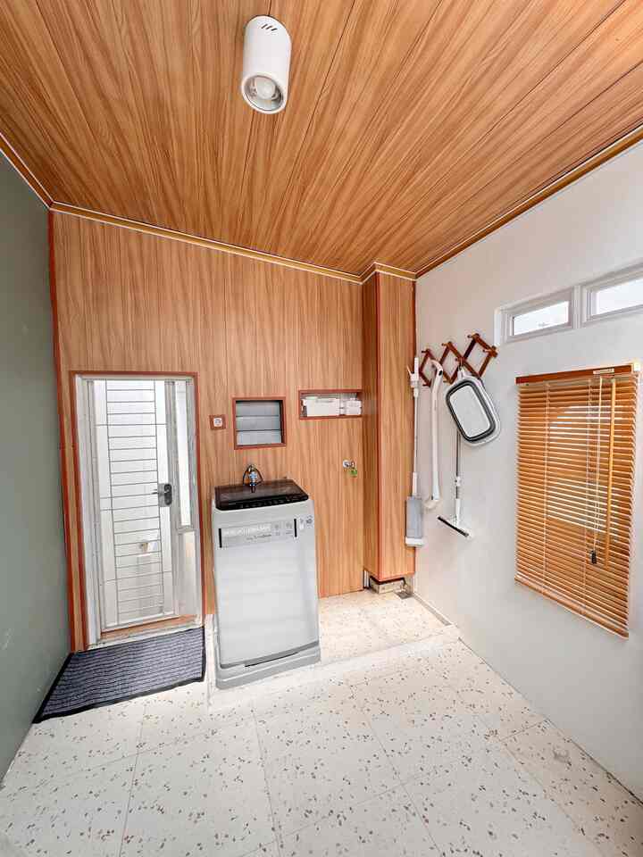 Setelah pasang PVC di plafon dan bagian dinding, laundry room terlihat lebih rapi dan tentunya ga terlalu panas
Boleh juga nih jadi solusi buat temen-temen yang mau tutup dinding yang kurang enak dipandang, pakain pvc lebih hemat dan pemasangannya juga praktis 


#MaterialRenovasi #MaterialMurah #RenovasiAffordable #PlafonPVC #RenovasiMurah #MakeOverLaundryRoom #InspirasiLaundryRoom #LaundrRoomMungil 