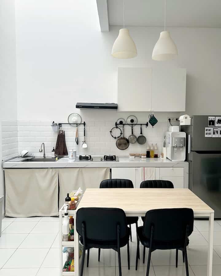 Dapur minimalis tanpa custom kitchen set. Ini cara praktis dan ekonomis mewujudkan dapur cantik tanpa perlu bikin kitchen set. Bagian kolong dapur aku tutup dengan kain gorden, yang dibuat minimalis dengan belahan di tengah.

Di dalamnya menggunakan rak roda untuk menggantikan fungsi laci. Kain gorden ini juga mudah dibersihkan, bisa di lepas pasang. Menggunakan tiang fleksibel yang bisa diatur panjang pendeknya.

Bisa jadi ide untuk menutup kolong dapur biar rapih, tapi tetap ekonomis!

#kolongdapur #materialrenovasi #materialmurah #renovasiaffordable #kitchensetminimalis #gordenkolongdapur #dapurminimalis 