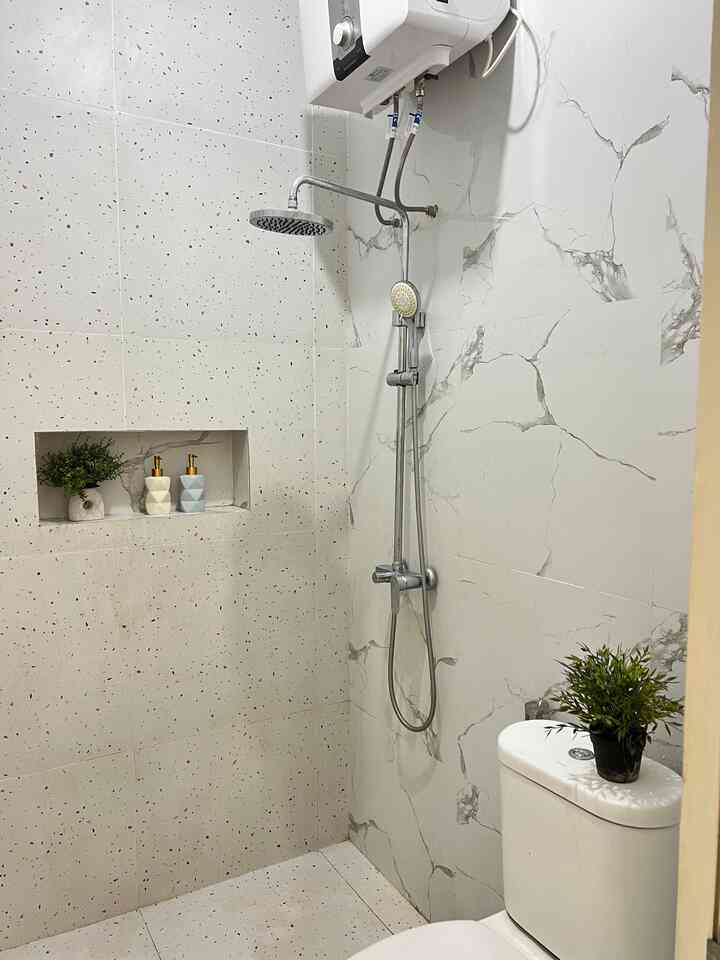 Kamar mandi ini sangat mungil sekali, dan kami renovasi total, area dindingnya kami ganti semua dengan granit motif terazo dan granit tile. Dengan pemilihan warna dominan putih agar terlihat lebih luas, terang dan bersih. Sebelumnya juga area basah/shower dekat pintu terapi saat renov dipindahkan atau tukar tempat dengan closetnya.
Lalu kami menambahkan juga tanaman artifisial agar terlihat lebih fresh.
#renovasikamartidur 
#BathroomMakeOver
#InspirasiKamarMandi
#graniteterazo
#Granitetile
#Shower
#artificial
#waterheater
￼