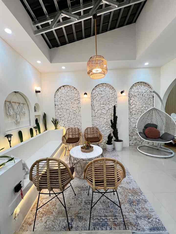Ruangan santai ini menjadi ikon rumah kami, dengan sentuhan limestone dan model Arch menambah estetik sehingga terlihat ala Villa atau Cafe. Material batu kapur / lime stone ini sangat affordable untuk ukuran 3 arch ini masing2  1x3m hanya memerlukan 12 karung limestone, harga per karungnya yaitu Rp.90,000,- jadi totalnya yaitu 1,080,000 dengan bahan material yang affordable tetapi merubah ruangan ini menjadi lebih estetik dan cozy.
#MaterialRenovasi
#MaterialMurah
#RenovasiAffordable
#limestone
#catrumah
#batuKapur
#archdinding
#lampugantung
#kursirotan
#tanamanhias
#roster