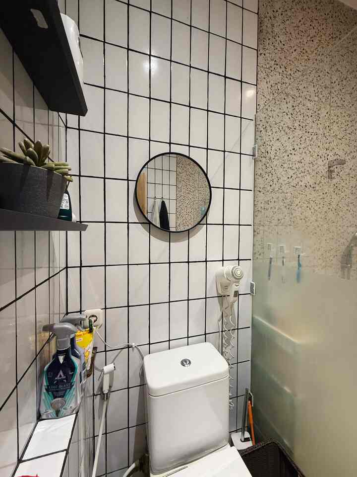 Kamar mandi kami sebelumnya menggunakan bak, lalu kami ubah cukup banyak.. mulai menggunakan shower spray, penempatan closet duduk kami pindah dan mengganti semua keramik dinding/lantai serta pintu dan kusen
Lalu kami menempatkan peralatan dan perlengkapan tambahan seperti cermin dinding, hair dryer serta rak dinding untuk menempatkan dekorasi dan pengharum ruangan
#renovasikamarmandi #bathroommakeover #inspirasikamarmandi #keramikdindingterazzo #keramikdindingputih #pintuHPL #plafongypsum #catolafonputih #kacapembatas #closetdudukTOTO #cermindinding 