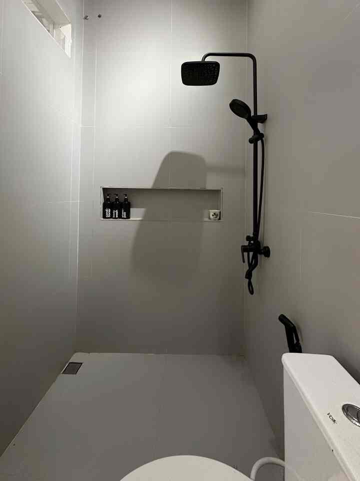 Walaupun cuma 1.35m x 2m kamar mandi Angka House bisa nampak estetik dan fungsional karena pakai Granit polos yang ditempel di dinding dan di lantai , closet di tengah dan disamping ada mini wastafel dan pencahayaan dari atas seolah seperti museum 😁 , kalau tetangga online suka dekorasi yang minimalis atau yang full dekorasi? 

#RenovasiKamarMandi #BathroomMakeOver #InspirasiKamarMandi #GranitKamarMandi #GranitDinding #MiniWastafel #LampuSorot #ShowerSet #angkahouse #minimalis #bathroom 