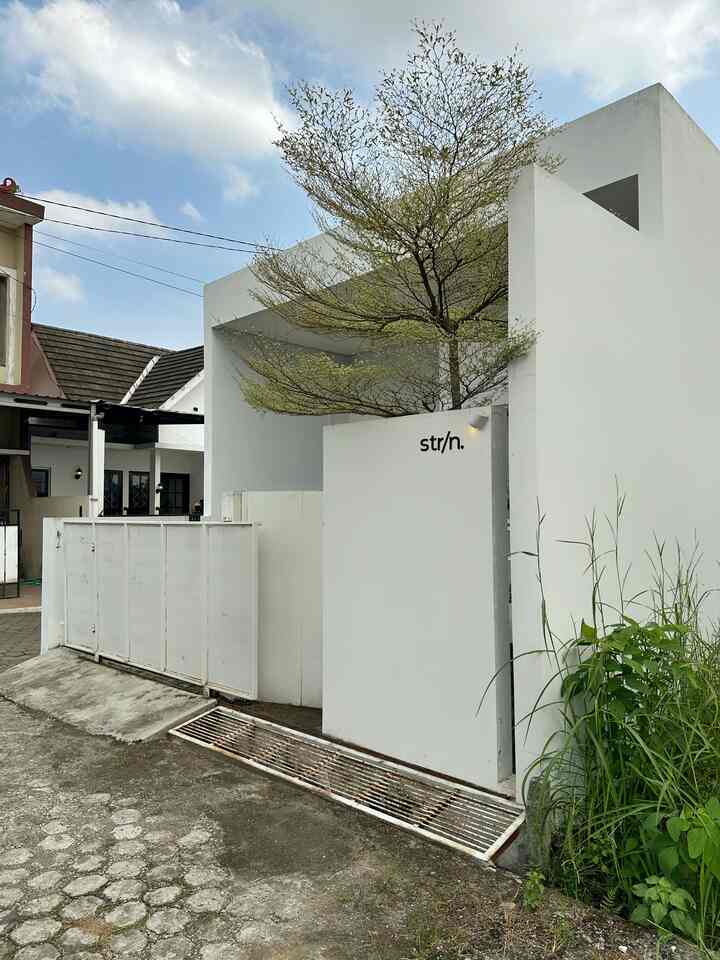 Material yang membuat Fasad tetap estetik ✨


Cat Dinding : kita pilih warna putih karena tema rumah minimalist, biar nampak lebih clean dan simple 

Perforated : material pagar pakai perforated agar ramah lingkungan, bisa nampak samar” ketika dilihat dari luar 

No. Akrilik : nomor rumah kita pakai initial STR/N. menggunakan akrilik custom , nampak lebih simple

Pohon  : kita pilih ketapang kencana varigata karena daunnya cantik dan membuat adem teras rumah



#MaterialRenovasi #MaterialMurah #RenovasiAffordable #MaterialPagar #CatEksterior #PagarBesi #PerforatedPagar #TanamanHias #Minimalist #Facade #angkahouse 