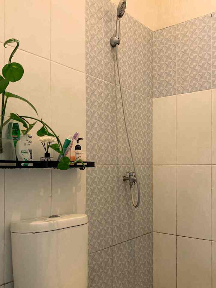 Kamar mandi ini belum banyak berubah.
Masih sederhana, belum banyak tambahan.

Tapi cukup untuk tempat bersih-bersih,
tempat mulai dan menutup hari dengan tanaman kecil yang ikut menemani.

Cukup buat kami berdua.
Cukup nyaman untuk sekarang.

#Closet #AmbalanKamarMandi #Kapstok #GantunganHanduk #Keset #RenovasiKamarMandi #BathroomMakeOver #InspirasiKamarMandi #rumaterra 