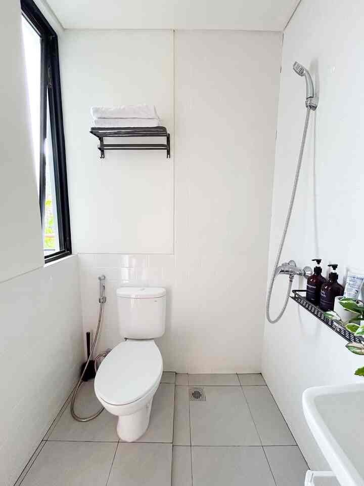 Kamarmandi bawaan developer ini menurut ki sudah cukup manis dan sama seperti area rumah lainnya, kamar mandi ini belum kami renovasi sama sekali.

Penambahan rak handuk diatas toilet kami tiru dari bathroom kamar hotel dan kami pilih rak sabun yang minimalis berbahan stainless berwarna abu-abu untuk menyamarkan bercak air yang pastinya sulit dihindari.

Untuk botol sabun dan shampoo kami pilih menggunakan botol plastik berwana coklat agar terlihat seperti botol kaca. 
Dan untuk tempat pasta&sikat gigi kami menggunakan tempat berbahan diatomite berwarna abu-abu yang memiliki daya serap yang baik.

Agar terlihat segar kami juga menambahkan tanaman artificial di rak sabun.

Semoga menginspirasi 🥰🫶 
#renovasikamarmandi #bathroommakeover #inspirasikamarmandi #kamarmandiclean #keramikkamarmandi #warnakamarmandi #catkamarmandi #keramikdinding #keramiklantai #roemahqita