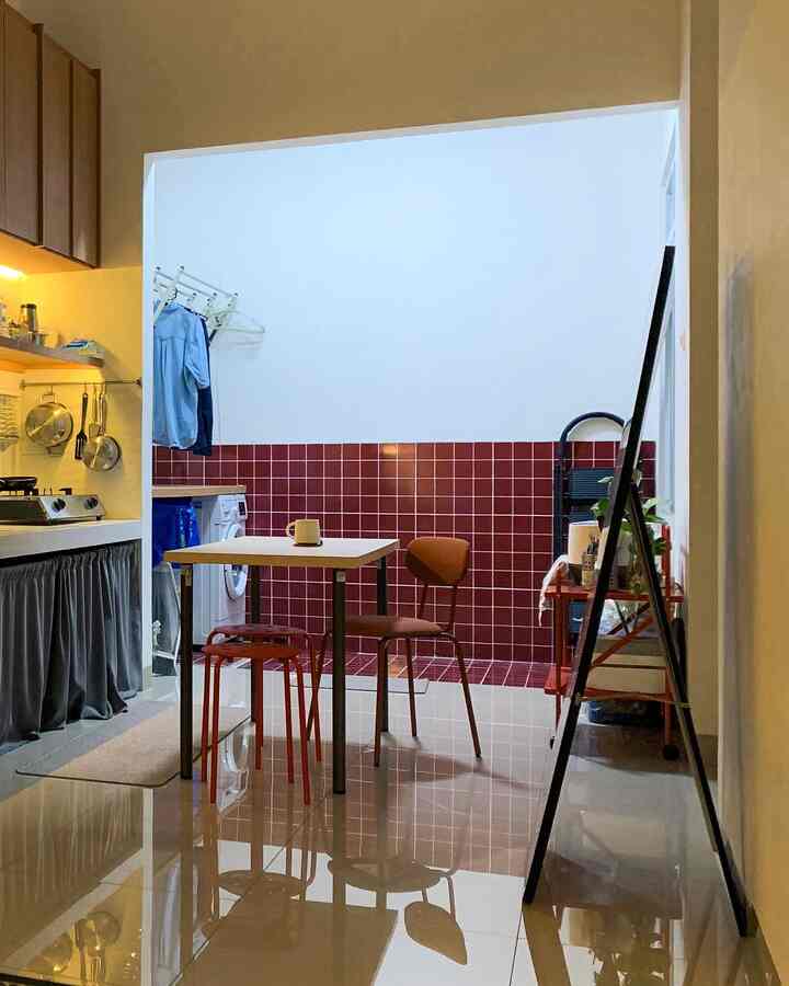 Salah satu sudut paling jujur di rumah kami: area laundry, tempat jemuran bertemu sinar pagi, tempat kesibukan kecil tetap terasa hangat.

Kami memilih keramik merah maroon—material yang affordable, namun punya nyawa. Ia tak hanya menegaskan karakter, tapi juga memberi sapaan hangat begitu pintu rumah dibuka. Menjadi aksen, menjadi cerita dan Menjadi point of interest.

Di Ruma Terra, kami percaya: kehangatan bisa dibangun dari pilihan sederhana, selama ada niat untuk merawat.

#KeramikMaroon #KeramikPreCut #LaundryArea #Laundry #KursiMakan #MejaMakan #MaterialRenovasi #MaterialMurah #RenofasiAffordable