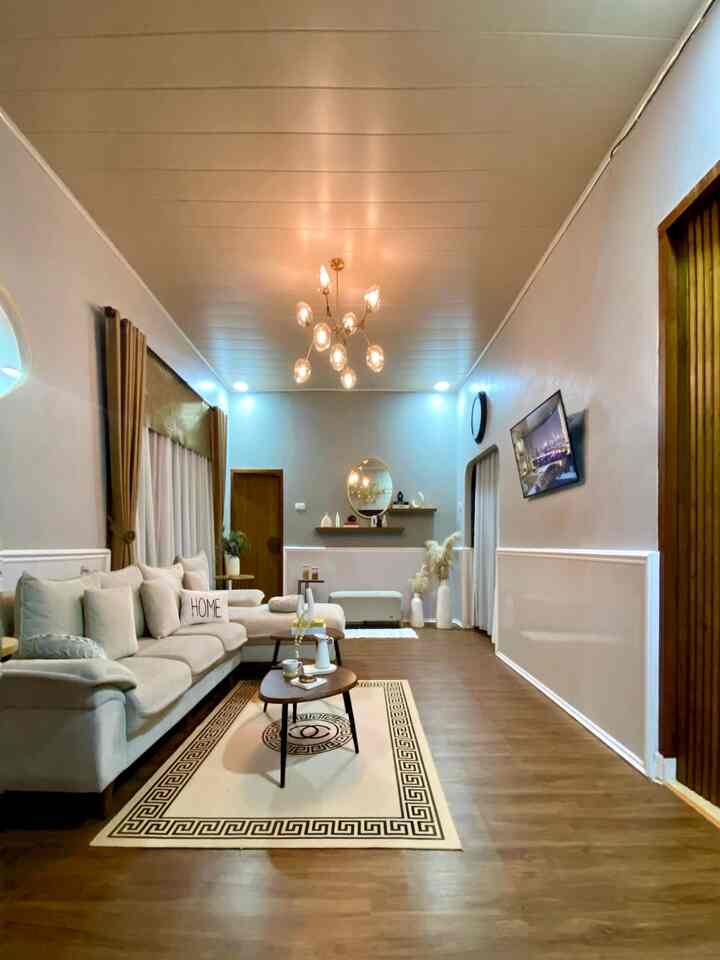 Bikin ruang hidup makin kece tanpa bikin kantong kering! 
Material affordable bisa menjadi suatu perubahan besar, seperti living room ku ini yang semula lantainya menggunakan keramik motif lama menjadi seperti disulap ketika diganti dengan Vinyl Flooring. Tidak hanya harganya yang ga bikin kantong bolong, namun kualitasnya juga okay mirip seperti kayu solid dan tahan lama. Untuk pemilihan material dan warna aku sesuaikan dengan style rumah aku. Disamping itu, aku juga mengganti pintu model lama dengan pintu kayu kekinian tanpa ventilasi sehingga tidak memerlukan gordyn sebagaimana style hunian tempo dulu. Lebih simple namun aesthetic. Terakhir agar tampilan living room menjadi lebih luas dan cerah, mengganti wallpaper dengan cat  warna yang netral dan cerah menjadi salah satu pilihan aku karena perawatannya mudah dan tahan lama serta jika bosan dengan warna itu jauh lebih mudah diganti ketimbang menggunakan wallpaper yang proses bongkarnya ribet dan lama.

Yuuk..intip Budgetnya
Luas ruangan 24 m2
Vinyl Flooring
8 box Vinyl Flooring @333.000 : 2.664.000
Biaya pemasangan 65.000/m2 (24X65.000) : 1.560.000
Sub Total : 4.224.000
Pintu Kayu Custom:
Kayu Bambang Lanang
Pintu kayu + kusen(kulim)+plitur 
800.000+350.000+500.000: 1.650.000
Biaya material (semen 1 sak + kingkong): 77.000
Handle pintu kayu : 229.000
Biaya pemasangan :200.000
Sub Total : 2.156.000
Cat Dinding: 
1 kaleng Jotun Oxford river 2,5 L : 221.840
1 kaleng Jotun Iron grey 2,5 L :446.500
Biaya pengecatan : 400.000
Sub Total : 1.068.340

Grand Total : Rp.  7.448.340

Gimana? Stylish, lebih luas dan aestetic bukan? 

#LivingRoom #PlafonPvc #WarnaCatRumah #Cat #LantaiVynil #PintuKayu #DecorativeItems #MaterialRenovasi #MaterialMurah #RenovasiAffordable 