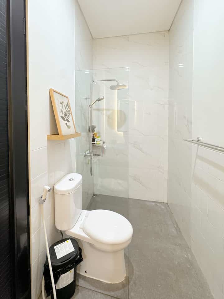 Transformasi Kamar Mandi – Nyaman, Fungsional, & Estetik!

Bagiku kamar mandi yang nyaman sangat penting karena menjadi tempat pribadi yang sering digunakan setiap hari untuk membersihkan diri. Kebersihan dan kenyamanan kamar mandi juga sangat penting untuk kesehatan, mencegah bau tidak sedap, dan meningkatkan kualitas hidup 🤎

#KeramikKamarMandi / #PintuKamarMandi
/ #CatKamarMandi / #WarnaKamarMandi /
#DindingKamarMandi / #KeramikDinding /
#KeramikLantai
#RenovasiKamarmandi
#BathroomMakeOver
#InspirasiKamarMandi 
#HPL #scandinavian #rumahdeveloper #rumahcluster #rumahminimalis 