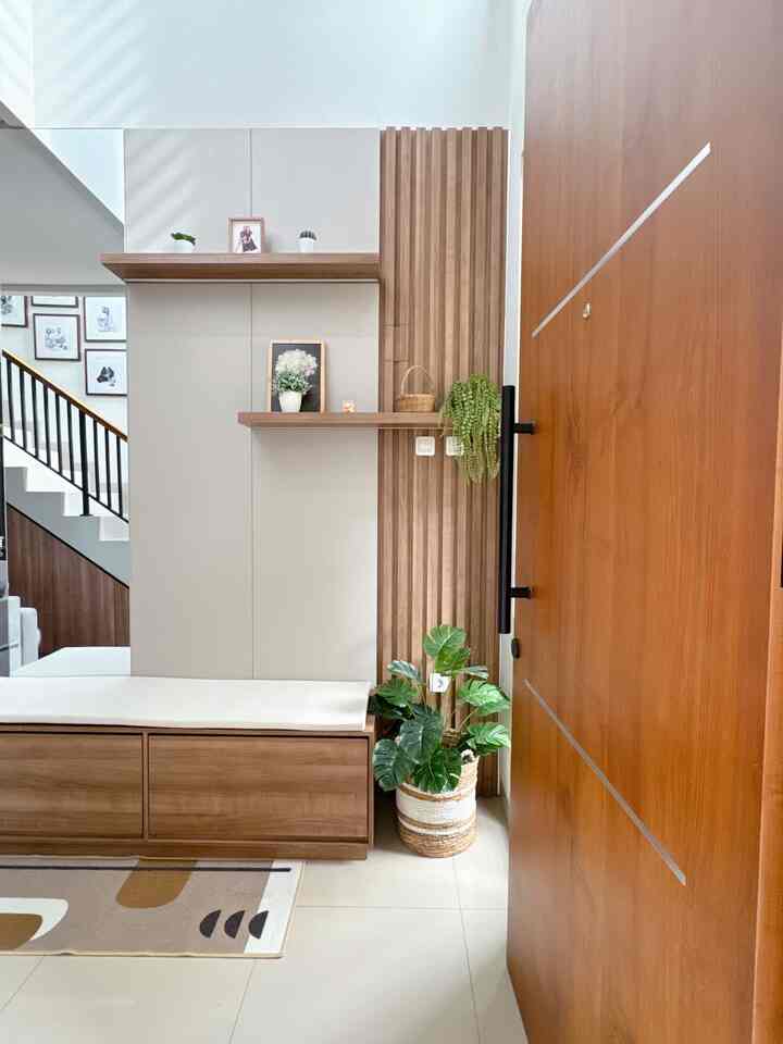 Material yang fungsional dan estetik ngga harus mahal lho..! Berikut barang2 affordable versi dirumah.43 🤎

1. HPL Motif Kayu
Buat aku yg baru punya rumah pertama, dan bener-bener megang dari 0 interior dirumahku ini aku jd tau kalau ada yg namanya HPL. HPL ngebantu bgt buat bikin rumah jadi looksnya lebih oke. Harga per meternya pun ngga mahal. Apalagi aku pgn bgt rumah yg looksnya ada nuansa woodnya. Dibanding harus pakai kayu beneran yg pastinya mahal, aku prefer gunakan HPL ini. Selain affordable, pilihan motifnya pun beragam.

2. Lampu LED strip
Lampu LED strip ini bikin looks interior kamu jadi beda. Apalagi kalau kamu pgn nunjukkin night vibes rumah kamu. Selain harganya murah, utk watt nya sendiri pun ngga begitu besar. Tapi bisa bikin looksnya berubah jadi lebih keren.

3. Cover Meteran Listrik
Paling ngga suka kalau meteran listrik/kabel dll itu nongol2 di depan mata. Bikin berantakan dan ngga rapi looksnya. Jadi aku coba cari box cover meteran listrik ini supaya looksnya jadi lbh rapi & estetik tentunya.

🤎🤎🤎

#foyer #entrance #foyerarea
#WarnaCatRumah
#WallpaperEstetik #Cat 
#WallPanel
#MaterialRenovasi
#MaterialMurah
#RenovasiAffordable
#HPL #scandinavian #rumahdeveloper #rumahcluster #rumahminimalis 