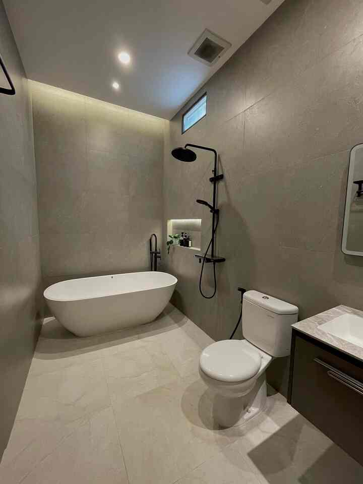 Perjalanan renovasi kamar mandiku 🛀🏻✨ Jadi awalnya di rumahku terdapat 2 kamar mandi berukuran kecil, kebetulan posisinya persis sebelahan (slide 2). Karena ingin punya kamar mandi lebih luas jadilah kita gabungkan 2 kamar mandi tersebut. Proses renovasi pun dimulai (slide 3). Kurang lebih 1 bulan proses renovasinya sampai selesai. Kini kamar mandiku terasa lebih luas, dan bahkan bisa berendam di bathtub. 🛀🏻❤️

#keramikkamarmandi #bathtub #keramiklantai #renovasikamarmandi #bathroommakeover #inspirasikamarmandi