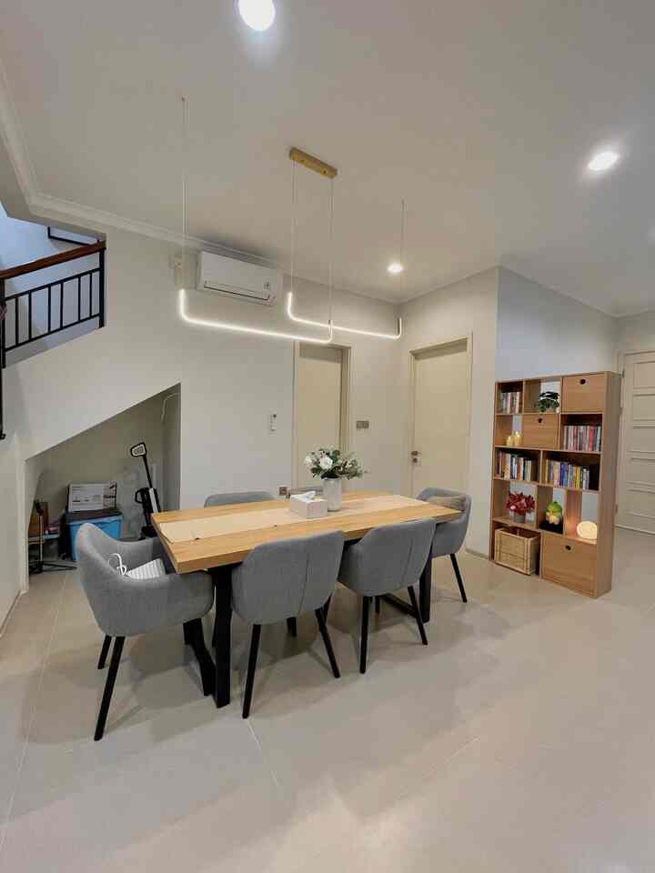 Ini ruang makanku yang berbatasan langsung dengan pintu masuk. Biar lebih terasa nyaman, dan privasi terjaga maka kami pasang lemari partisi. Kami memilih lemari yang bukan hanya berfungsi sebagai sekat, tapi juga tempat menyimpan barang sehingga lebih efisien. Lemari ini merupakan barang ready stock, tidak custom, sehingga dari harga pun relatif terjangkau. 🥰


#partisi #lemarikayu #lemaripartisi #ruangmakan #diningroom #materialrenovasi #materialmurah #renovasiaffordable