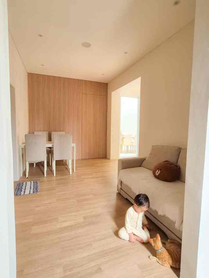 Cukup pakai material ini, ruangan minimalist yang masih kosong pun jadi terlihat membosankan karena ada aksen kuat.

Kami menutup full salah satu sisi dinding dengan wall panel motif kayu. Suasana ruangan langsung lebih hidup dibanding saat tembok ruangan full cat. Wall panel ini juga berfungsi sebagai pintu kamuflase menuju tangga lantai 2. Ruangan jadi terlihat minimalis tapi estetik dan fungsional.

Boleh jadi bahan pertimbangan saat renovasi untuk mempersiapkan satu sisi tembok pakai wall panel, dijamin game changer untuk ruangannya.

#wallpanel #pintukamuflase #materialrenovasi #materialmurah #renovasiaffordable #wallpaperdinding 