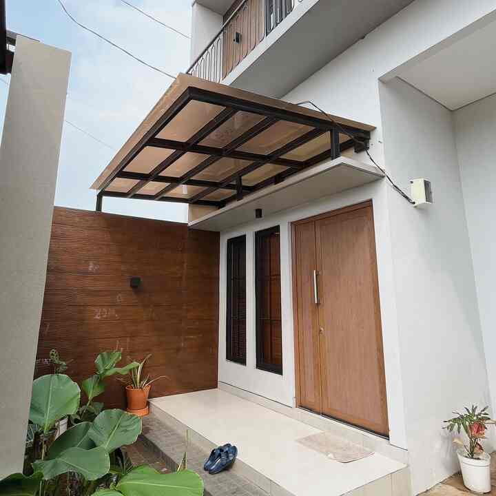 Fasad Minimalis Modern NRHome

Salah satu alasan renovasi fasad agar tampil lebih minimalis & warm kami menambahkan lisplank grc pada dinding fasad. Material yang digunakan yaitu GRC motif kayu & warna natural agar lebih terlihat minimalis. 

Balcony NRHome kami juga kami gunakan railing dengan material besi nako yang fungsinya agar lebih aman & menambah estetika pada fasad. 

Budget yang kami keluarkan untuk dinding fasad lebih  tidak begitu mahal namun berbeda dengan balcony yang biayanya cukup besar namun hasilnya sangat puas dengan yang kami inginkan⭐️⭐️

Tips untuk memilih material pada fasad yang terpenting adalah kualitas agar lebih awet & minim kerusakan. 

#Cat #CatRumah #PlavonPVC #Kanopi #MaterialRenovasi #MaterialMurah #RenovasiAffordable #dindingGRC #FasadRumah #RumahMinimalis 