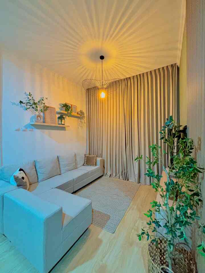 Dari yang biasa aja, sekarang jadi lebih hidup!
Nggak perlu budget gede kok buat bikin ruangan jadi aesthetic. Yang penting kreatif aja dulu! hhaha

Awalnya ruang tamu ini bener-bener polos, kayak ada yang kurang gitu. Tapi karena baru selesai bangun rumah, isi dompet lagi ngos-ngosan, jadi mikir gimana caranya biar tetap bisa didekor tapi tetep hemat hhehehe.

Akhirnya aku putusin buat hias dinding belakang sofa. Cuma modal ambalan sama perintilan yang nggak mahal. Perintilannya bisa disesuain sama selera masing-masing ya~

Aku taro lukisan abstrak karena dilarang paksu pasang foto sendiri (katanya malu-maluin, haha!). Terus karena suka tanaman tapi nggak jago rawat yang asli, yaudah pilih yang artificial aja.

Kalau ada budget lebih, bisa tambahin lantai motif kayu seperti vynil atau spc, kebetulan aku tambahin spc. Bikin ruangan makin warm, cozy.

Sekarang rasanya beda banget. Lebih hangat, lebih hidup. Ternyata, sentuhan kecil aja udah bisa bikin perubahan besar! Yuk sekarang giliran kaliaaann! 

#cat #lantaivynil #lantaispc #warnacatrumah #materialrenovasi #materialmurah #renovasiaffordable #warnacatrumah