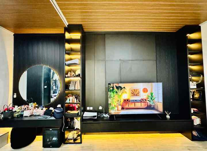 Meja rias dan meja tv di master bedroom kami bikin jadi satu sejajar dan agar lebih multifungsi sebagai pembatasnya kami bikin rak hias memanjang ke atas untuk meletakkan berbagai perlengkapan seperti tas,parfum,jam tangan dll
dibagian bawah meja rias dan tv juga kami bikin beberapa laci penyimpanan sehingga kamar lebih terlihat rapi dan budget nya juga lebih hemat karena satu furniture dengan berbagai macam fungsi 

material yg kami gunakan juga material yg gampang dicari dan harga nya juga affordable seperti HPL dan WPC dari Taco berwarna hitam, untuk mempercantik dan memberikan kesan warm dimalam hari kami tambahkan lampu led strip

semoga bisa jadi inspirasi tetangga online 🥰

#PlafonPVC #WallPanel #HPL #MaterialRenovasi #MaterialMurah #RenovasiAffordable #MejaRias #MejaTV
