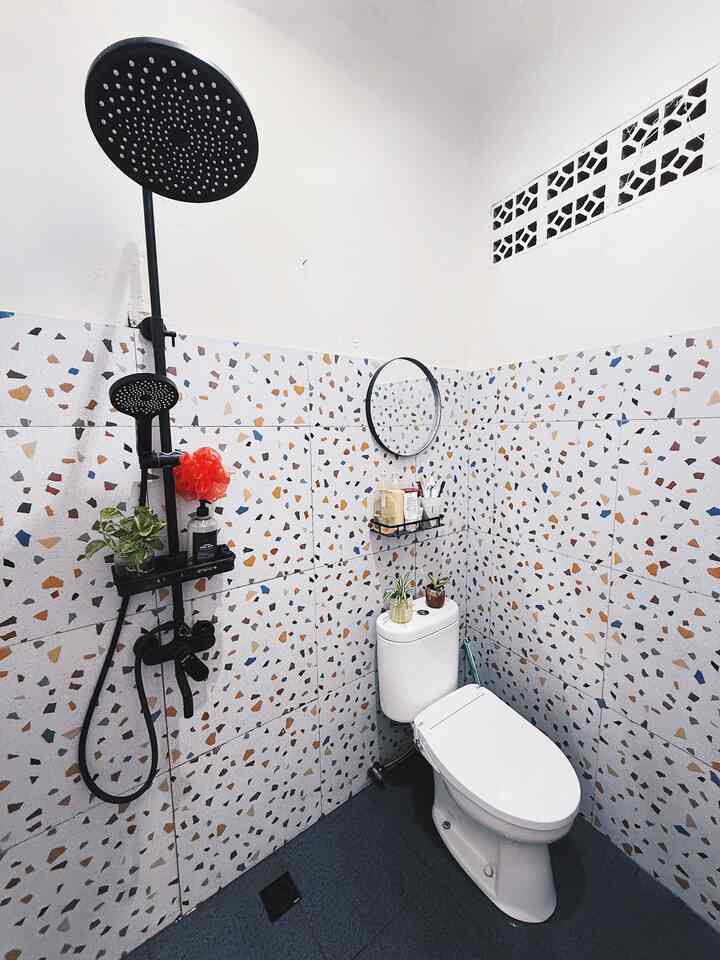 Halo Tetangga Kimkim

Ukuran kamar mandi dirumah kimkim hanya 1,2 x 2 m
karna kecil jadi tidak terlalu banyak aksesoris didalamnya
Aku menggunakan keramik warna batu alam untuk alasnya, dan keramik motif terazzo u/ dindingnya.

Agar udara di kamar mandi tetap terjaga, aku taro tanaman sirih gading sebegai penyaring udara & penyerap racun. sekaligus sebagai dekorasi alami

#KeramikTerazzo
#KeramikBatuAlam
#ShowerHitam
#TanamanKamarMandi
#CerminToilet
#ToiletMinimalis
#RenovasiKamarmandi 
#BathroomMakeOver 
#InspirasiKamarMandi