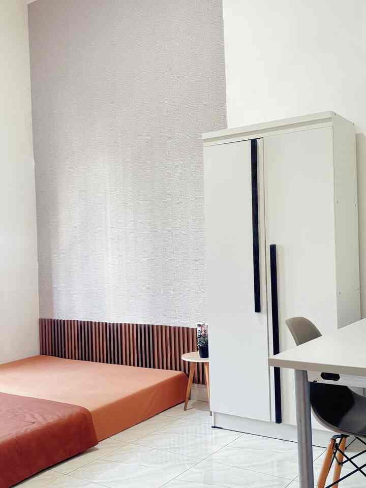 Material Affordable dirumah ku adalah Wood Panel ini.

Singkat cerita, dinding kamar anak ini lembap dan sering berjamur dikarena adanya Rembesan dari dinding. Awalnya sering di cat, tapi lama lama kok jadi Capek ya, karena sering Ngecat.

Akhirnya pilihan jatuh kepada “wood panel “ ini. Wood panel pilihan yang tepat untuk mengatasi dinding yang lembap dan berjamur. Dengan budget biaya kurang dari 500 ribu untuk luas dinding kurang lebih 180 cm membutuhkan 3 wood panel dan sisanya dilapisi dengan Wallpaper Linen Warna Coklat.

Dengan low budget tapi bisa memberikan vibes yang lebih warm dan cantik serta bisa jadi pilihan yang tepat untuk jangka panjang dinding yang lembap.


#kamartidur #woodpanel #sprei #wallpaperdinding #materialrenovasi #renovasimurah #renovasiaffordable