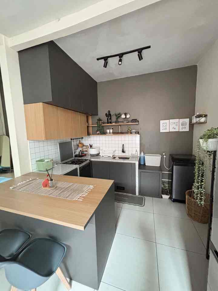 Bagian paling menarik dari dapur ini bukan kitchen set-nya saja, bukan juga island-nya saja tapi backsplash putih bermotif kotak-kotak.

Sticker backsplash dapur yang sangat affordable harganya tapi bisa bikin dapur langsung naik level jadi lebih bersih, rapi, dan pastinya aestetik.

Kadang, yang bikin dapur jadi cozy bukan furnitur mahal, tapi keputusan-keputusan kecil yang bikin ruangan terasa “kita banget”.

#kitchenset #kitchensetminimalis #backsplashdapur #backsplashkotakkotak #wallpaperdinding #wallpaperestetik #cat #wallpanel #materialrenovasi #materialmurah #renovasiaffordable #materialaffordable