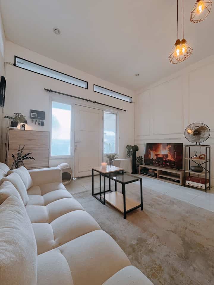 ✨ Spill Dekorasi Dinding Living Room

Dinding living room kami sekarang lebih minimalis dengan dekorasi wall moulding. Sebelumnya kami menghias dinding dengan frame foto (lihat slide 2). Tapi karena ingin tampilan yang lebih clean, kami memutuskan memindahkan frame foto ke area lorong dan menghias dinding dengan dekorasi moulding. 

Kami memilih moulding dari bahan kayu karena lebih tahan lama dan harganya cukup terjangkau. Untuk finishingnya menggunakan cat putih yang senada dengan warna cat rumah sehingga wall moulding terlihat lebih menyatu dengan area living room. 

Selain mengganti dekorasi dinding, kami juga menambahkan sticker kaca dengan motif moru agar area living room terasa lebih teduh.

Kalo kalian berencana menghias dinding seperti apa nih? Semoga dinding living room kami bisa menjadi inspirasi Make Overnya ya 🥰✨

#WallMoulding #Walldecor #Photoframe #CatDinding #CatInterior #Karpetboho #lampuindustrial #KeramikMurah #MaterialRenovasi #MaterialMurah #RenovasiAffordable #RenovasiLivingRoom #LivingRoomMakeOver