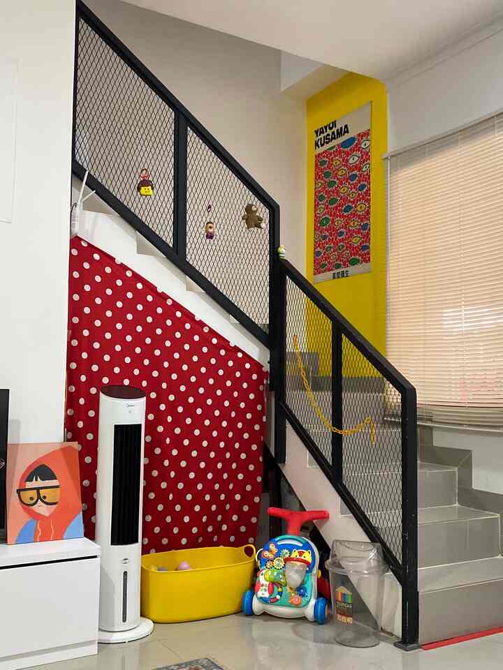 Hola bertemu kembali dengan nara hous 🙌🏻🥰🔴

Mari kita liat material ramah kantong yang sering kami pakai

karena konsep rumah kami adalah colorfull,pasti harus selalu ada aksen untuk menambahkan feel itu

karena suami suka banget dengan polkadot maka dibeberapa ruang kami menggunakan aksen polkadot, berupa sticker maupun kain,selain itu juga ada beberapa printilan ramah kantong yang bisa membuat detail ruangan menjadi estetik, selain itu juga kami menambah aksen cat merah diperbatasan ruang kami 🥰🙌🏻🔴

#narahous #Openspace #Materialmurah #MaterialRenovasi #Renovasiaffordable #Styling #ruangImpian #ruangterbatas
#bauhaus  #WallpaperEstetik #Kitchenset