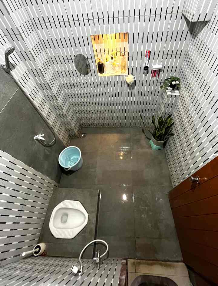 Kamar mandi ini berukuran 2x3 meter persegi dengan menggunakan toilet jongkok dan kami memilih pemasangan keramik sampai atas dan pemasangan plavon PVC dengan tujuan menjaga kelembaban udara di dalamnya. 
Selain itu kami tambahkan lampu downlight dan kami menyimpan lidah mertua di pojokan kamar mandi supaya terlihat lebih estetik. 
Bagaimana menurut kalian ?

#RenovasiKamarMandi
#BathRoomMakeOver
#InspirasiKamarMandi
#PlavonPVC
#KeramikKamarMandi
#Shower
#ToiletJongkok
#LidahMertua

