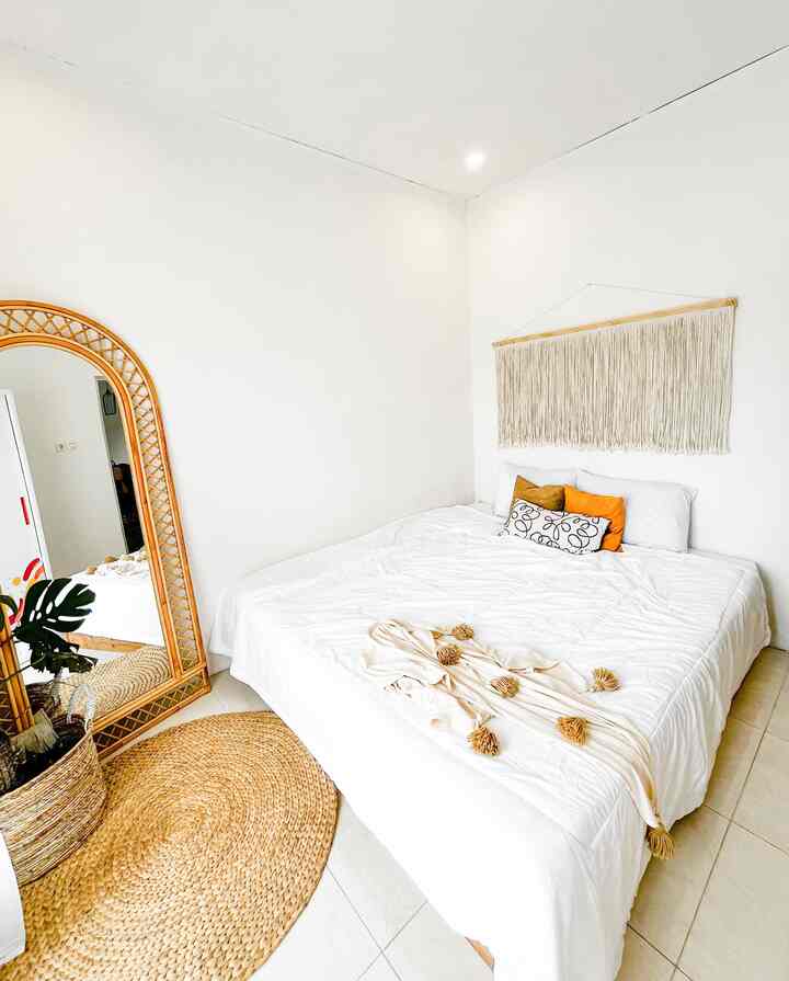 One of the decoration items that we think is affordable in this room is macrame wall hanging. We put it above the bed because our bed frame has no backboard, so we put it above the bed so that it doesn't look too plain on the top of the mattress. With a capital of under 200k, getting a simple macrame wall hanging but still blending with the theme of the room is one of the best affordable choices 🤏🏻

#wallhanging #macramehanging #rottanmirror #materialrenovasi #materialmurah #renovasiaffordable #wallart