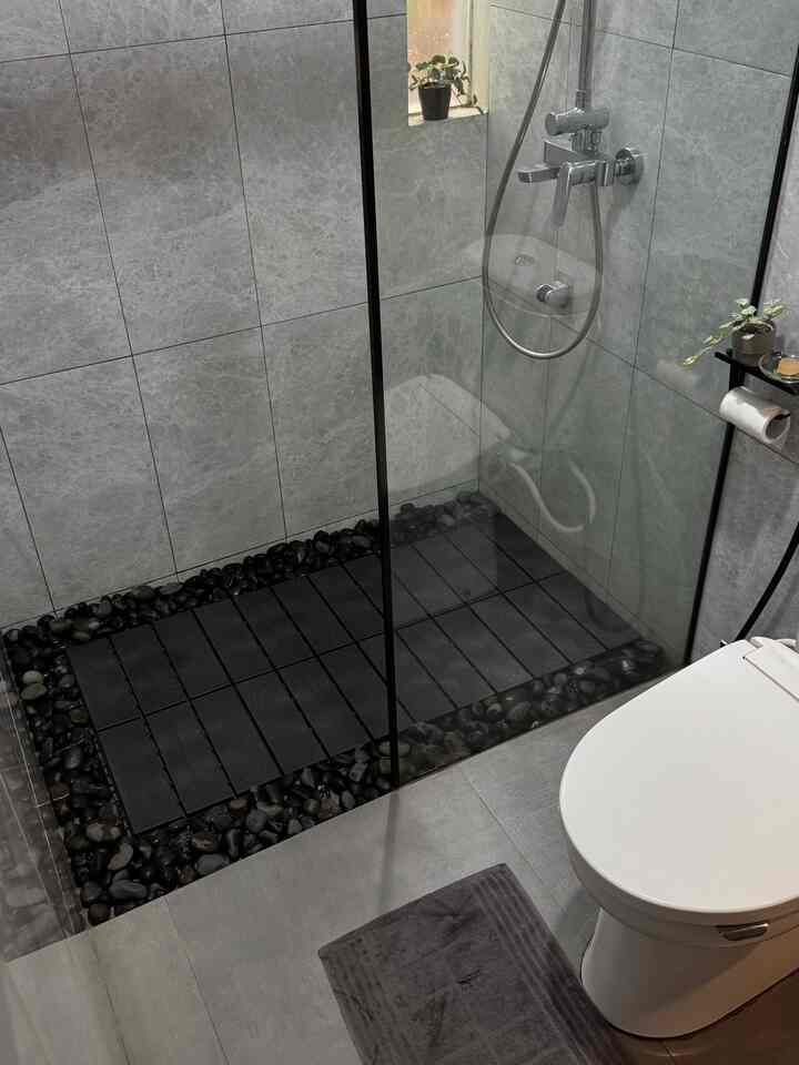 Transformasj kamar mandi lebih estetik seperti villa hanya dengan menambahkan decking dari plustik dan batu koral 

#bumitimi #keramikkamarmandi #keramikdindingkamarmandi #renovasikamarmandi #bathroommakeover #inspirasikamarmandi #kamarmandiinspo #kamarmandiestetik