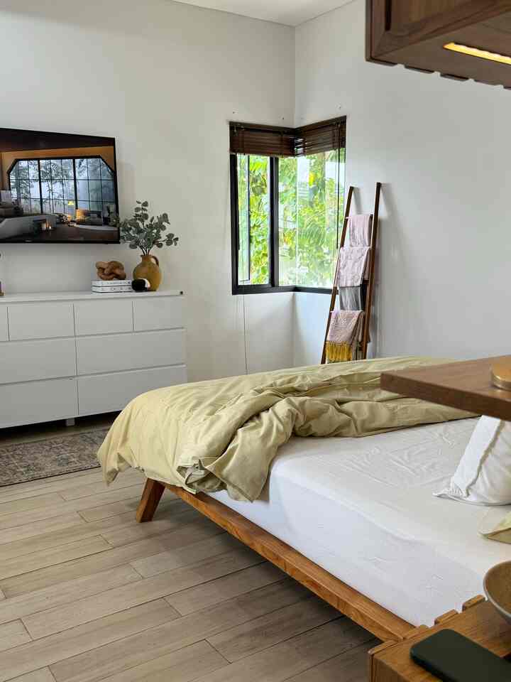 Dekorasi atau item yang affordable ada dikamar tidur utama 

Semuanya gak mahal tapi masih estetik masuk dengan tema rumah 

#bumitimi #inspirasikamartidur #lantaikayu #drawer #materialrenovasi #materialmurah #renovasiaffordable #wallart