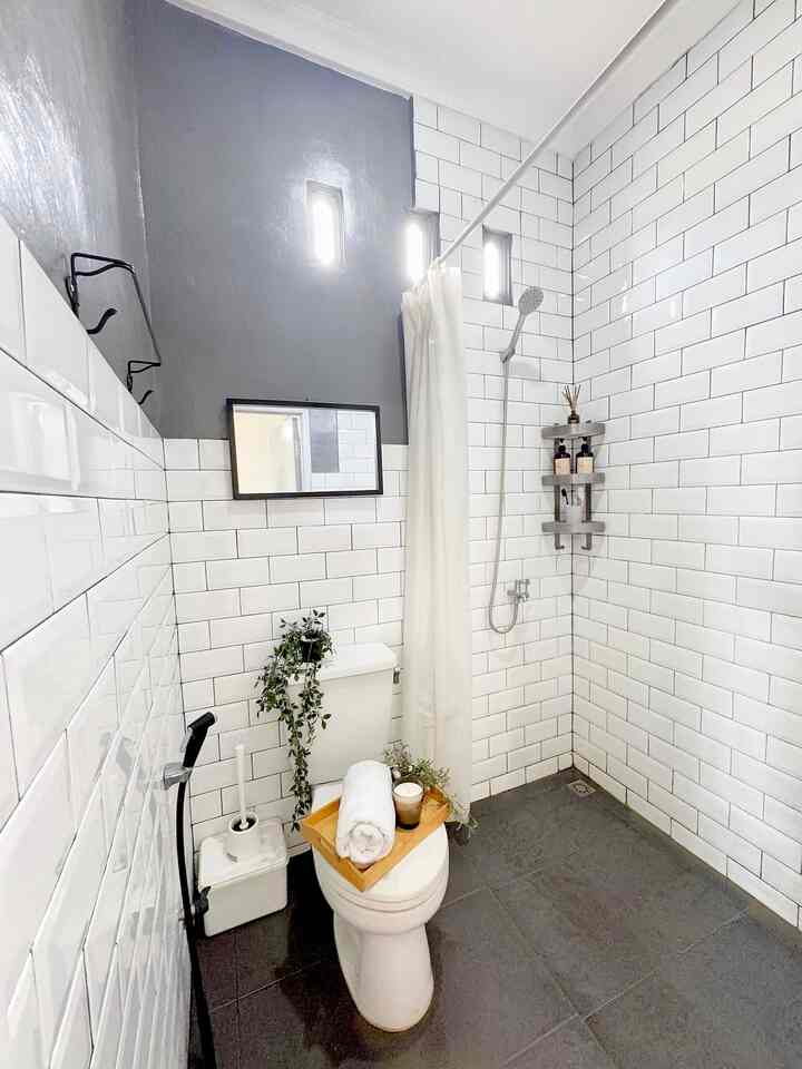 🎀 Bathroom Transformation 🎀

Kamar mandi mini ukuran 150x130cm ini susah sekali difoto jika bukan menggunakan mode wide, karena memang sesepit itu 🥹
Sebisa mungkin aku mendekornya dengan barang-barang yang hemat tempat supaya tidak makin terasa sempit.
Penggunaan keramik dinding yang horizontal, rak sabun bertingkat di dinding, plafon agak tinggi, dan tirai waterproof adalah beberapa usahaku agar kamar mandi ini lebih terasa lega.
Tadinya aku ingin menggunakn temperred glass untuk penyekat antara area basah dan kering, tapi takut makin terasa sempit, jadi aku hanya menggunakan tirai waterproof yang bisa digeser jika sedang tidak mandi.
Hal-hal tersebut aku lakukan karena aku ingin membuat kamar mandi yang bernuansa gelap, jadi jika tidak pintar-pintar dekorasinya, maka kamar mandi kecil ini pasti akan sangat terasa sempit.
Slide 5 dan 6 adalah proses pembuatan kamar mandi ini. Aku sengaja menggunakan nat warna hitam supaya keramik dindingnya terasa lebih tegas dan estetik.

#KamarMandi
#Bathroom
#MonochromeBathroom
#KamarMandiMinimalis
#KeramikDinding
#KeramikKamarMandi
#TiraiKamarMandi
#Toilet
#DekorasiKamarMandi
#RenovasiKamarmandi
#BathroomMakeOver
#InspirasiKamarMandi