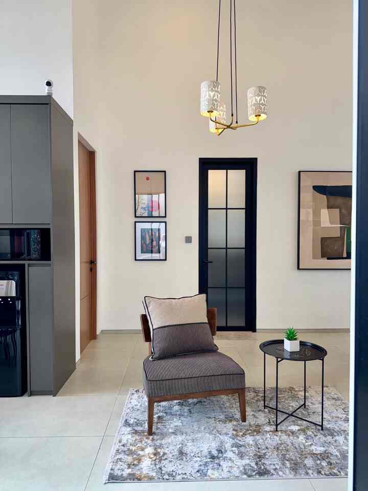 Lounge space untuk duduk santai menikmati taman samping sambil minum susu hangat dan baca favorite book ✨

#kursiminimalis #sofaminimalis #carpetminimalis #hiasandinding #walldecor #rumahminimalis