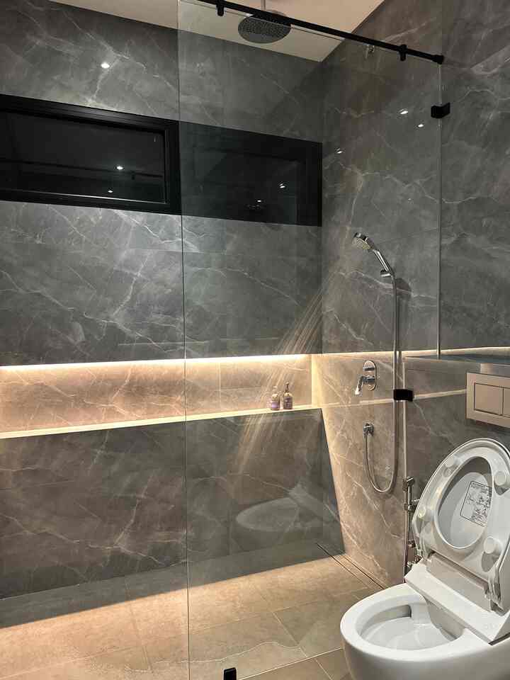 Guest Bedroom Rumah Bolu
Mengambil tema warna abu-abu, guest bathroom ini berukuran 2M x 3M.
Dengan menonjolkan shower niche & indirect light menambah suasana kamar mandi menjadi lebih nyaman & mewah.

#KeramikKamarMandi #WarnaKamarMandi #KeramikDinding #DindingKamarMandi #KeramikLantai #RenovasiKamarMandi #BathroomMakeOver #InspirasiKamarMandi #KamarMandiTamu #KamarMandiRumah #ShowerNiche