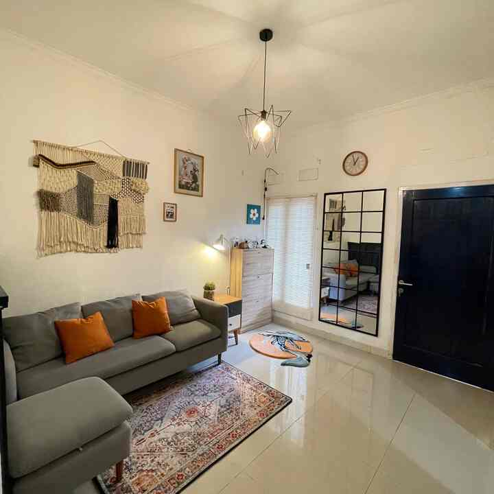 Cuma pake material ekonomis dan modal diy kreatif ruangan jadi tampil lebih estetik. Diruang tamu aku tambahin cermin kotak-kotak disusun lebar dan tinggi bisa bikin ruangan jadi lebih luas. Pakai wall batten di sebagian dinding sebagai aksen dan juga mural arch ditambah cermin bulat agar dinding lebih estetik.
#walpanel #cermindinding #materialrenovasi #materialmurah #renovasiaffordable