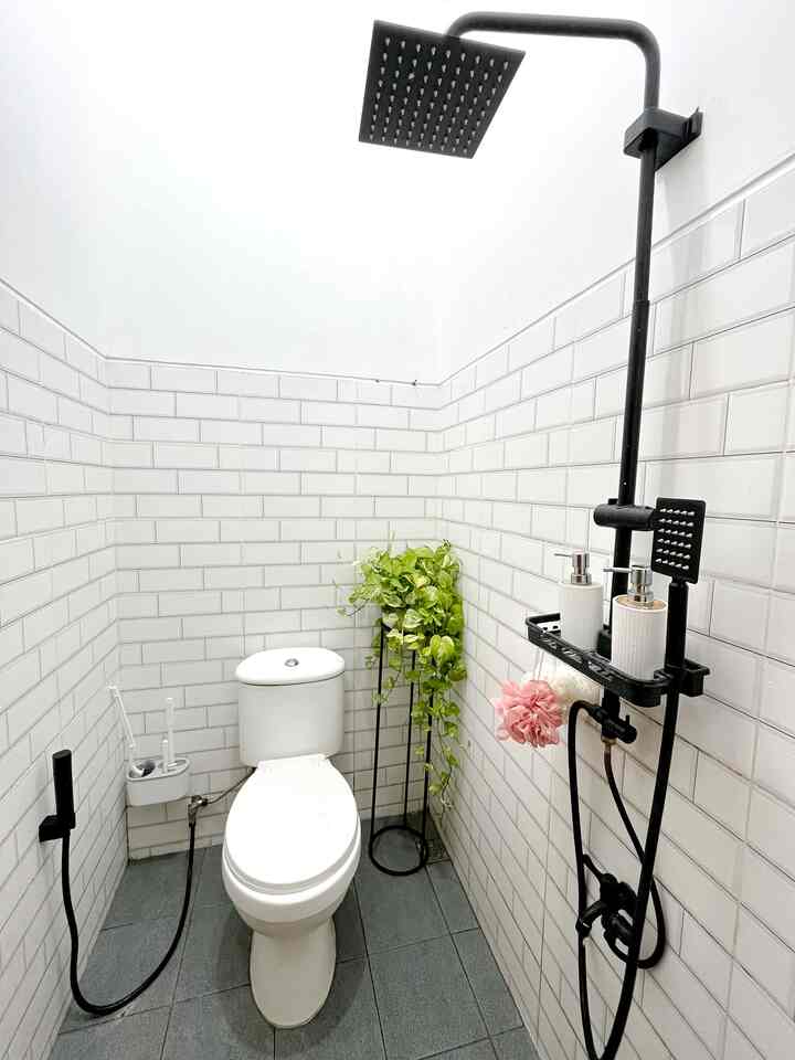 Salah satu bagian rumah ini yang masi bener2 bawaan developer adalah kamar mandi ini, cuma memang ada bbrp sanitary stuff yang aku ganti karena sudah rusak, semoga ada rejekinya buat renov kamar mandi jadi lebih glowup yaa 🫶🏻

#showerjet #renovasikamarmandi #bathroommakeover #inspirasikamarmandi