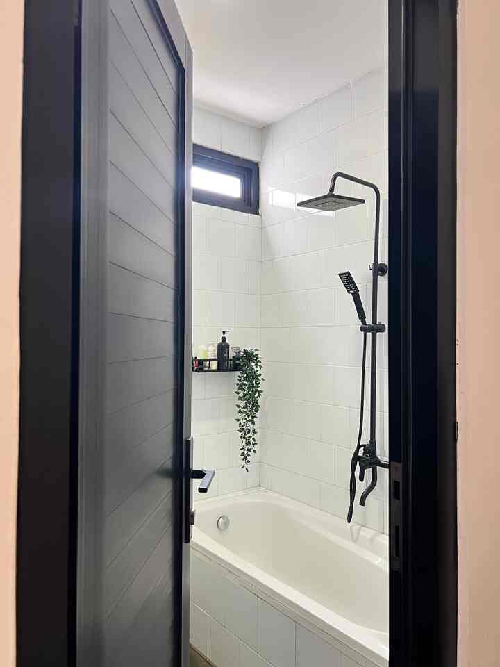 Transformasi Kamar Mandi ✨

Tbh kamar mandi ini tuh jarang dipake mandi ehee.. lebih sering dipake malem hari karena letaknya ada di dalam kamar utama. 

Kamar mandi ini belum pernah di renov/ make over sama sekali, masih tetap bawaan lama. Tapi wishlist kami dalam waktu dekat pengen ganti keramik lantai karena warnanya sudah mulai pudar.

Versi kalian gimana, udah pernah renov kamar mandi belum?

#KeramikKamarMandi #PintuKamarMandi #CatKamarMandi #WarnaKamarMandi #DindingKamarMandi #KeramikDinding #KeramikLantai #RenovasiKamarMandi #BathroomMakeOver #InspirasiKamarMandi #BruwnHouse