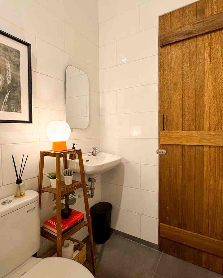 Awalnya sempat bingung juga gimana caranya bikin kamar mandi kecil tetap terasa lega dan semua area tetap bisa kepake dengan maksimal🛁

Akhirnya kita mutusin buat pasang full white tiles biar kesan ruangnya lebih terang dan bersih, tapi tetap kasih sekat simple buat area shower supaya tetap kering dan rapi✨

#RenovasiKamarmandi #BathroomMakeOver #InspirasiKamarMandi #BathroomDoor #KeramikKamarMandi #KeramikDinding