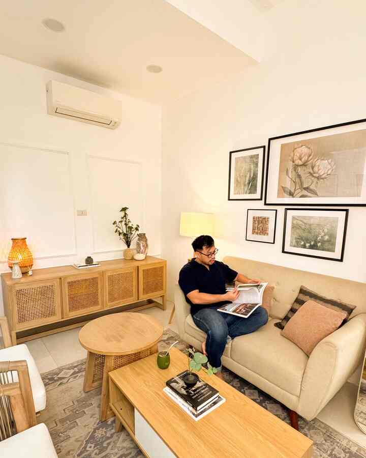 Yes cantik dan aesthetic nggak selalu harus mahal, setuju?😉 

Salah satu keputusan renovasi terbaik versi kami: pasang lis kayu lalu di cat putih biar senada sama dinding ruang tamu. Langsung bikin ruangan terasa lebih bertekstur dan jauh dari kata monoton! 

Boleh banget dicoba juga kalau kamu lagi cari cara simpel tapi impactful buat upgrade tampilan ruang tamu✨

#MaterialRenovasi #MaterialMurah #RenovasiAffordable #LisKayu #LivingRoom