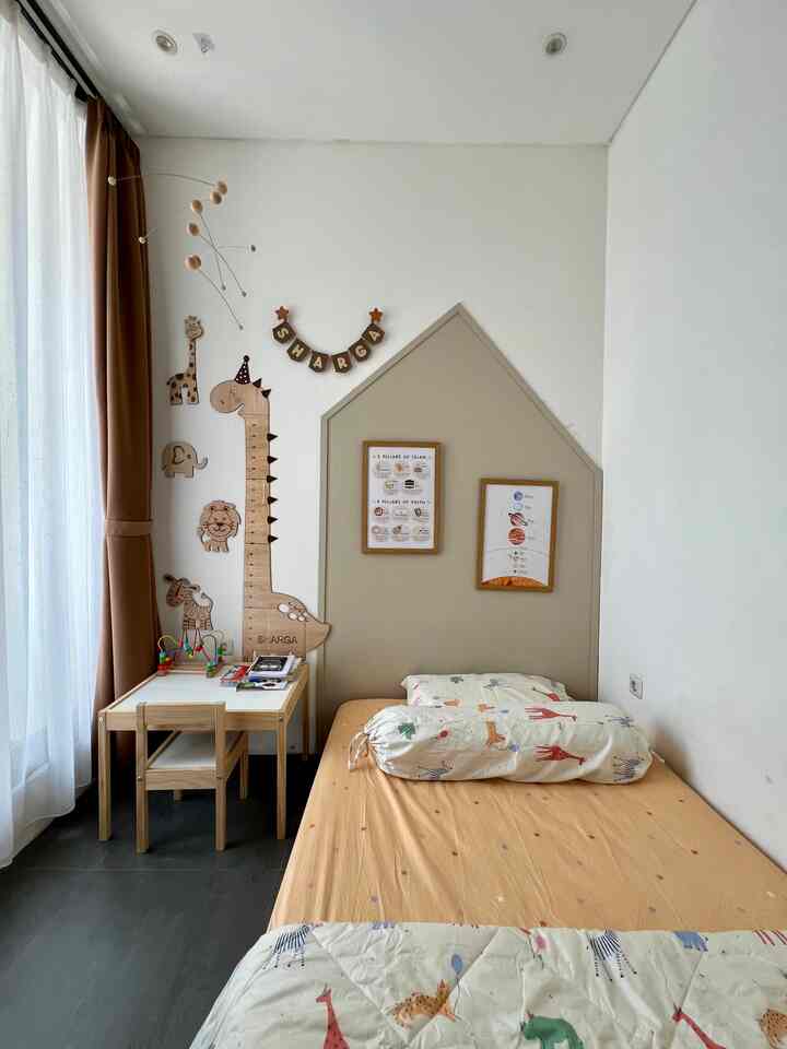 Spill Material Ramah Kantong ✨

Yang udah mengikuti #BruwnHouse tau ya gimana low budgetnya aku waktu merubah kamar anak ini jadi makin 'ceria'.

Sini aku spill 3 material affordable versi aku:

• Cat Kiloan
Beli di deket rumah dan eh cocok juga warnanya, meski murah meriah per kilo cuma 30 ribuan tapi worth banget, glossy dan warnanya aesthetic.

• Wall Batten
1500 perak aja per buah, aku pakai sekitar 6 ukuran 3cmx100cm tebalnya 6mm. Jadi bikin aksen rumah2an makin hidup kan?

• Latt Meja Belajar
Bukan rahasia lagi ya meja belajar ini banyak yang pake, selain harganya yang sangat2 affordable under 400ribuan, udah dapat 1 meja belajar dan 2 kursi anak. 

#KamarAnak #KamarBermain #KidsRoom #PlayRoom #WallDecor #WallBatten #CatKamar #WarnaCatKamar #MaterialRenovasi #MaterialMurah #RenovasiAffordable
