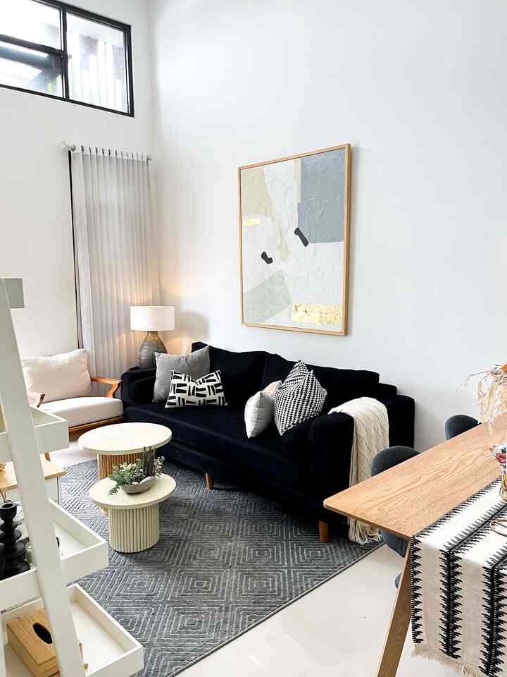 Selamat pagi, jangan bosen ya liat livingroom aku, kali ini aku mw cerita sedikit soal si sofa hitam yang sebenernya ini sofa tukertambah dari sofa lama aku, kebetulan kemarin nemu salah satu vendor sofa lokal yang menerima tukertambah sofa dan jadinya harga sofaku ini lebih affordable. Semoga menginspirasi 🫶🏻

#sofa3seater #materialrenovasi #materialmurah #renovasiaffordable
