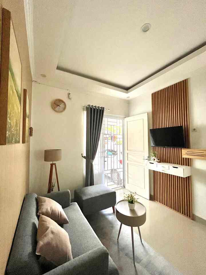 Pada saat menempati rumah danish, kami ingin living room sebagai face of point di rumah bisa nyaman dan menarik. Oleh karena itu, kami mendekor sedemikian rupa menggunakan Wallpanel dan wallboard yg kami beli secara online dan memasangnya sendiri. 😎

Untuk di area tv, kami memasang tv di dinding agar terlihat luas meski space living room terbatas. Sebelumnya, kami hanya menggunakan semacam meja tv lantai yg ternyata membuat space terlihat sempit. 🤏

Untuk budget pemasangan wallpanel area tv kurang lebih di bawah satu juta (detailnya bisa lihat video ig @danishhome_)🙌

Nah selanjutnya, untuk area sofa, kami baru2 ini mendekornya pake wallboard PVC dan wallpanel biar terlihat menarik dan ga kotor bila dipandang. Kemudian kami memasang lukisan dan standing lamp berbahan kayu agar menambah konsep minimalis yang kami usung dan makin estetik deh. 💵+- Rp2 juta🌿

Jadi aku rangkuman tips dari aku biar living room mu makin estetik di budget minimalis:
1. Untuk yg lahannya terbatas, peletakan tv di dinding bisa jadi pilihan agar memberikan kesan luas dan lega
2. ⁠Biar area tv makin cakep, pasang wallpanel atau wallboard (sesuai selera)
3. ⁠area sofa bisa dihias dengan wallboard atau wallpanel atau keduanya
4. ⁠penambahan lukisan minimalis bikin makin estetik🌻
5. ⁠standing lamp bikin rumah jadi makin hangat✨


Gimana menurut tetangga living room rumah danish?😍
#KitchenSet
#KitchenSetMinimalis #PlavonPVC
#WarnaCatRumah #WallpaperDinding
#WallpaperEstetik #CatLantaiVinyl
#WallPanel #MaterialRenovasi #MaterialMurah #RenovasiAffordable