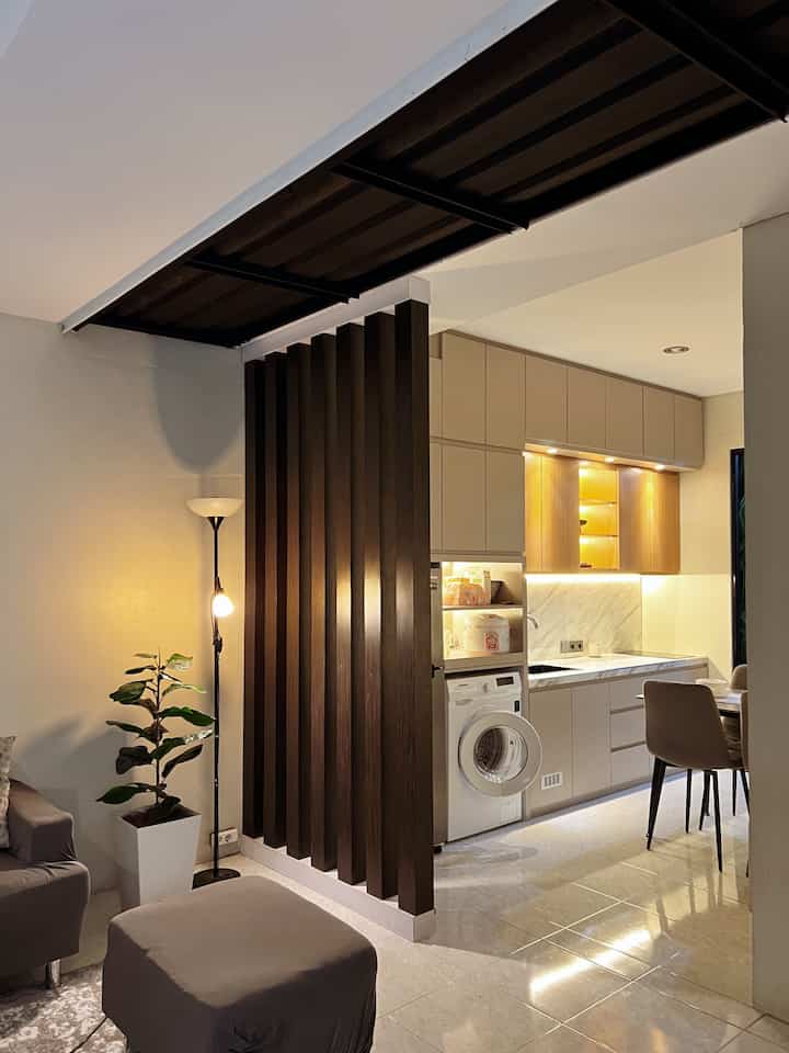 Partisi yang menjadi transisi antara living room dan kitchen dining area. Area ini awalnya polos dengan bagian tengah tanpa atap dan konsep taman di tengah yang memisahkan ruang keluarga dan dapur. Alhasil kalau hujan turun basah semua karena developer tidak mempertimbangkan tampias air hujan 😆

Akhirnya bagian tengah ini kami tutup dengan atap dari baja ringan dan spandek, lalu kami cat dengan warna hitam doff agar terlihat industrial. Kemudian kami juga menambahkan partisi berbahan dasar multiplek dilapisi dengan HPL motif kayu sehingga tampilannya jadi lebih estetik 🥰

#SengSpandek #CatGalvanis #BajaRingan #Multiplek #HPL #KitchenSet #StandingLampMinimalis #OpenSlace #MaterialRenovasi #MaterialMurah #RenovasiAffordable