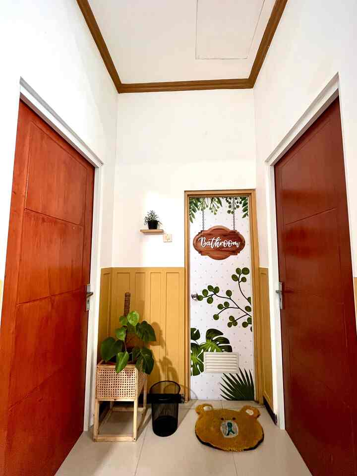 Hi, welcome at Bathroom simonacasa😍 untuk kamar mandi masih bawaan dari developer yang belum sempat kita transformasi, masih pure desainnya dari awal beli rumah, hanya cat dinding kamar mandinya saja kita ganti jadi warna putih 🥰

Untuk menambah kesan estetik kita tambahkan daun rambat palsu dan kayu yang mengelilingi setiap sudut kamar mandi biar kelihatan lebih luas🤗

Semoga kita bisa upgrade ke suasana bathroom yang lebih nyaman dan lebih estetik ya kedepannya, aaamiiin 😇

#KeramikKamarMandi
#PintuKamarMandi
#CatKamarMandi
#WarnaKamarMandi
#DindingKamarMandi
#KeramikDinding
#KeramikLantai
#RenovasiKamarMandi
#BathroomMakeOver
#InspirasiKamarMandi
#bakmandi 
#bakmandibatu 
#keramikcoklat
