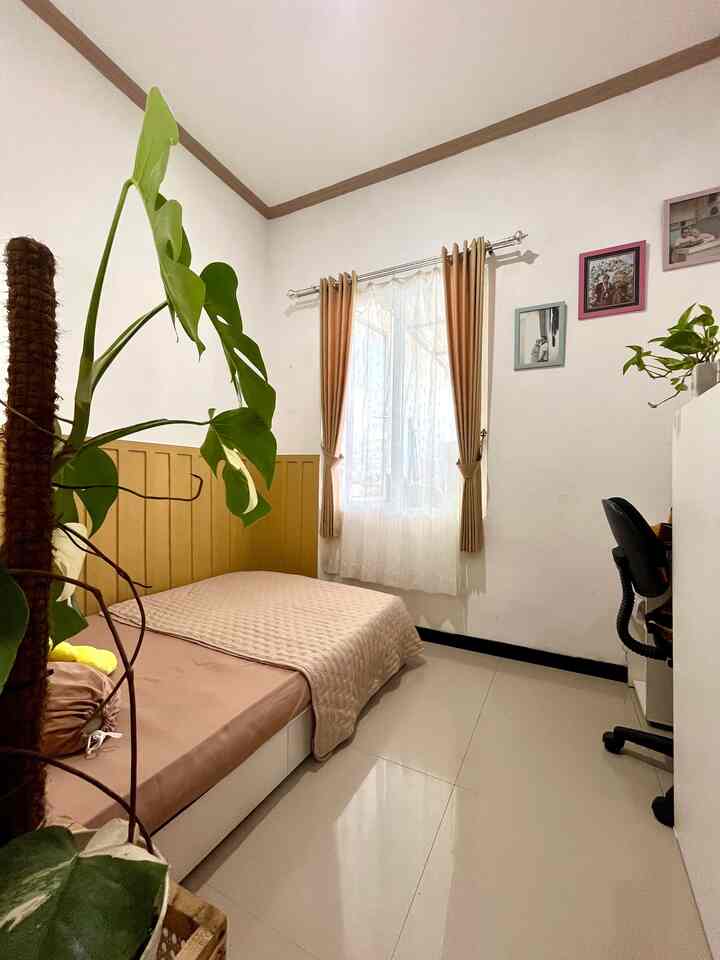 Hi, welcome at Front Bedroom simonacasa, untuk kamar depan biar tampak lebih estetik dan anti lembab kita beri sentuhan wall batten MDF dengan ukuran 5x 100 karena harganya murah banget 2ribuan per pcs dan catnya warna coklat tipe sunrise heat merk Propan😍


Untuk dipan berukuran 120x200 dari bahan kayu TX Plywood biar makin minimalis dan keuntungannya bisa menyimpan barang karena ada 2 laci 🤗

Untuk Dekor kamar depan ini kita habis 100ribuan di Wall Batten dan Dipannya 1 jutaan😁

Semoga menginspirasi teman-teman ya🥰

#WallpaperEstetik
#Wallbatten
#Wallpanel
#Cat 
#WallpaperDinding
#WarnaCatRumah
#dipan 
#RanjangKayu
#MaterialRenovasi
#MaterialMurah
#RenovasiAffordable
#kamartidur 
#kamartiduryangnyaman 
#Catkamartidur
#kamarku 

