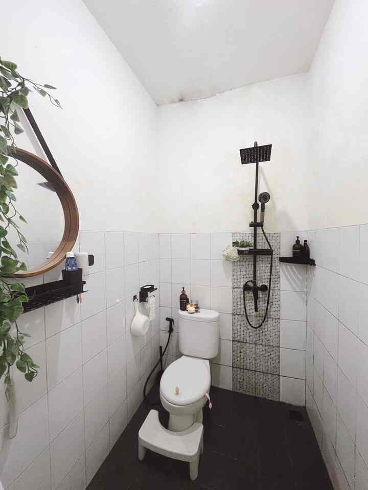 ✨ Kamar Mandi Mungil Developer
Kamar Mandi di rumah kami tidak terlalu besar, berukuran 1.5x2m.
Kami tidak banyak merubah layout dan material di kamar mandi ini, semua masih bawaan developer. Untungnya sejak awal keramik & dinding menggunakan warna putih, sehingga memberikan kesan lebih luas.
Untuk mendekornya kami memilih toiletries dengan warna hitam dan menambahkan aksen kayu agar memberikan kesan yang lebih hangat. 
Shampo & sabun yang berwarna-warni sengaja kami repotting ke dalam botol dengan warna yang senada agar kamar mandi tidak terlihat penuh. 
Bagaimana? Kamar mandi mini kami sudah terlihat lebih luas belum? 

#KeramikKamarMandi #bathroomtiles #floordrain #catkamarmandi #RenovasiKamarMandi #BathroomMakeOver #InspirasiKamarMandi