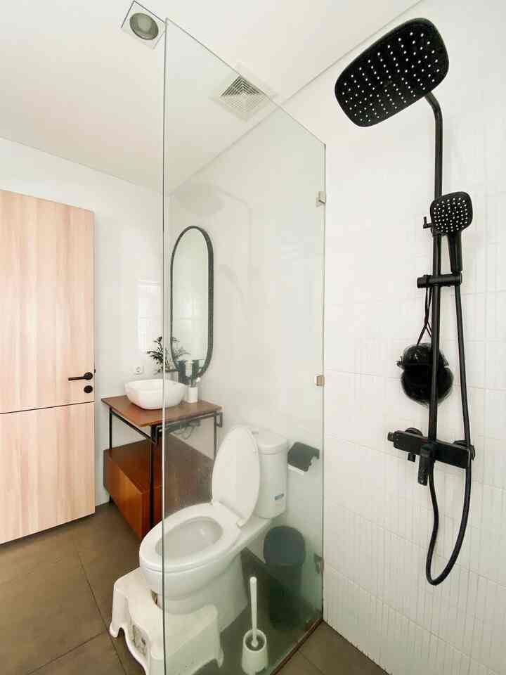 Toilet mezzanine ✨

Awalnya kami gak expect bisa ada toilet di lantai mezzanine ini, tapi karena memang kebutuhan kami saat renovasi ingin menambah toilet, akhirnya jadi lah toilet di lantai mezzanine ini.
Designnya sama persis dengan toilet lantai 1, hanya beberapa material saja yang warna nya dibedakan tetapi masih punya fungsi yang sama

#KeramikKamarMandi #LantaiKamarMandi #RenovasiKamarMandi #BathroomMakeOver #InspirasiKamarMandi #KamarMandiMinimalis #ToiletInspo 