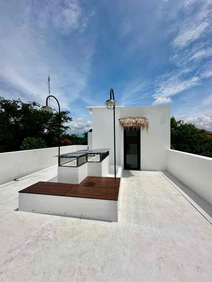 This is our rooftop.. masih polos.. rencana kami bakal kasih beberapa tanaman di sini.
Tapi untuk sementara begini saja dulu sambil tunggu dananya.. 🤭
Untuk rooftop ini kami pake bahan bahan yang ramah di kantong meski begitu tampilannya sudah cukup estetik (menurutku lho ya 😆)
Kayu ulin yang kami pake ini sebagai tempat duduk hanya 36rb/pcs..
Untuk lampunya adalah hasil diy, ak dan suami yang punya ide, pak tukang yg mengerjakan 🤭 (kap hitam 7rban, kap besi bulat 46rb,lampu led 14rban) utk tiangnya beli besi panjang lalu dibuat jd lengkung.
Dan yang paling membuat vibes holiday di rumah ini adalah adanya atap ilalang di atas pintu.. harga atap ilalangnya cuma 6rb/pcs loh.. murah tapi estetik kan 😍

#kayuulin #tempatdudukkayu #kaplampubesi #kaplampuestetik #lampuledbulat #ilalang #atapilalang #materialrenovasi
#materialmurah #renovasiaffordable #rooftop