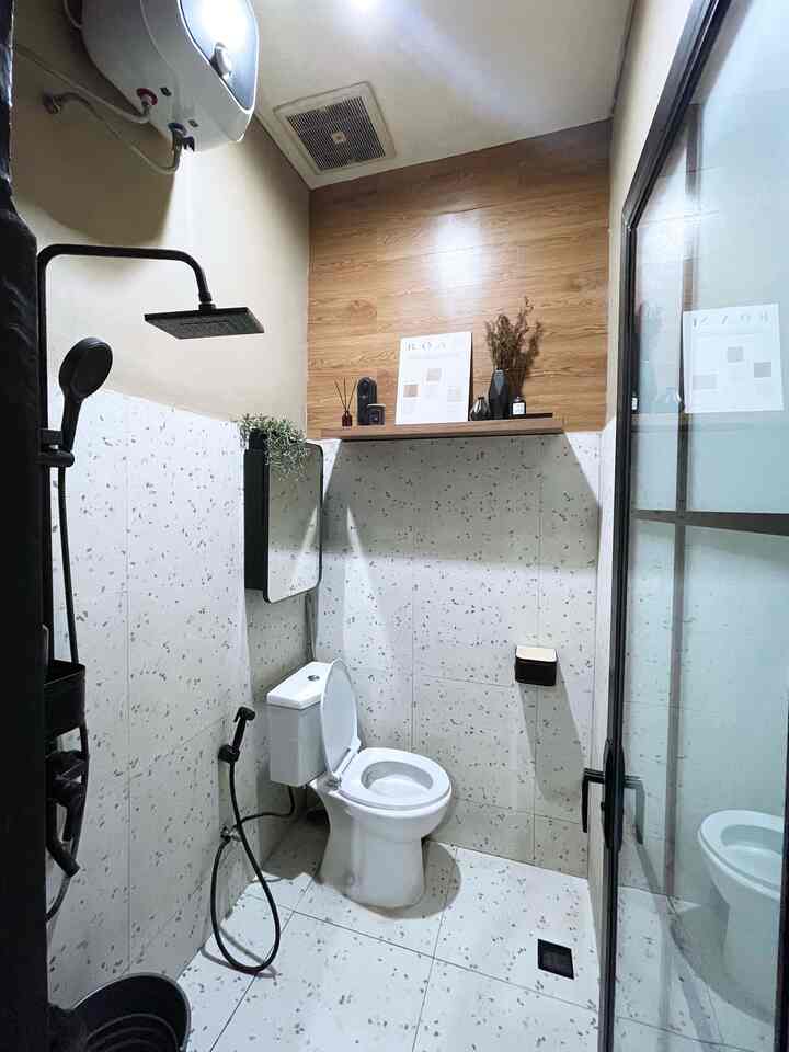 —— Transformasi Kamar Mandi

Transformasi kamar mandi mungil, yang bikin happy tiap masuk kamar mandi. 
Keputusan kami ganti pakai Keramik terrazzo anti slip dan pintu kaca alumuniumnya terinspirasi dari cafe-cafe estetik, dekorasinya juga masih bernuansa warm and bold biar matching sama tema rumah.

Semoga menginspirasi 🖤🤎

#KeramikKamarMandi #PintuKamarMandi #CatKamarMandi #KeramikTerazzo #ShowerKamarMandi #KabinetCermin #DekorasiKamaeMandi #WarnaKamarMandi 
#DindingKamarMandi  #KeramikDinding 
#KeramikLantai #RenovasiKamarmandi #BathroomMakeOver #InspirasiKamarMandi #Kamarmandimungil #kamarmandideveloper